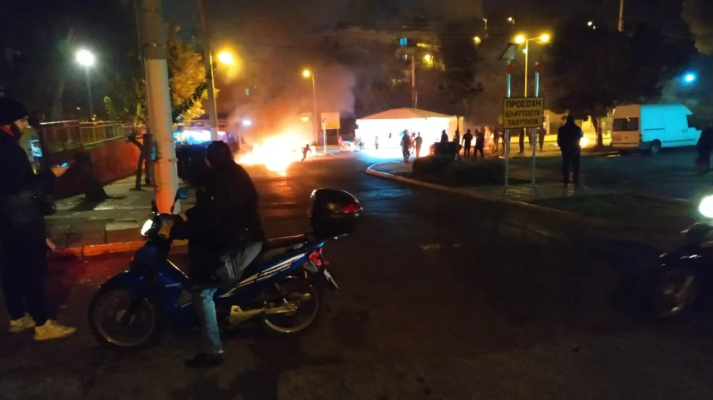Πυροβολισμοί Ρομά κατά αστυνομικών στον Ασπρόπυργο – Φωτιές και οδοφράγματα στο Σχιστό