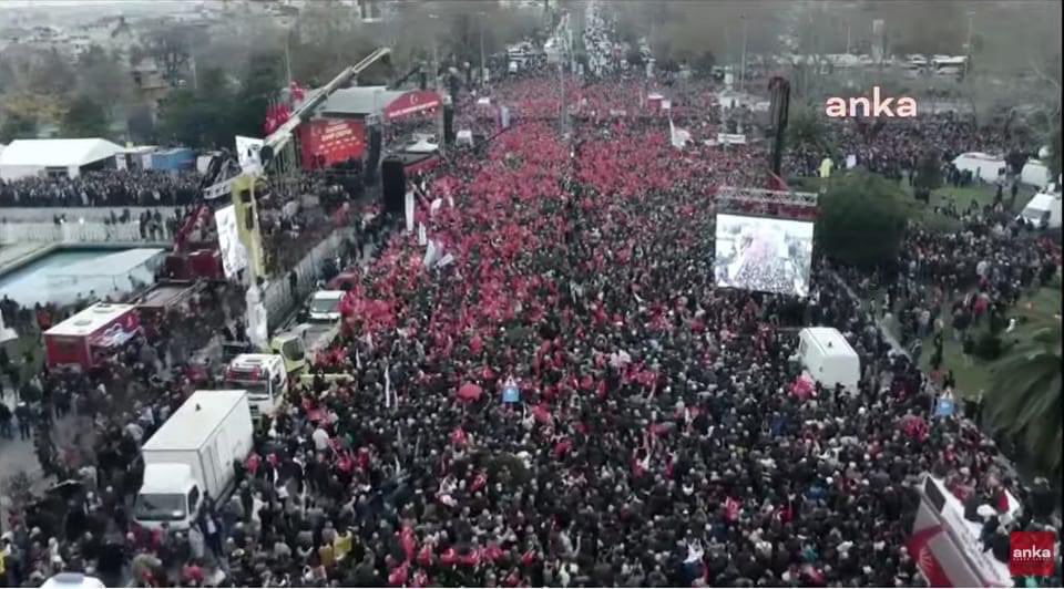 Kωνσταντινούπολη: Χιλιάδες Τούρκοι διαδηλώνουν, ενάντια στην καταδίκη του δημάρχου Ιμάμογλου