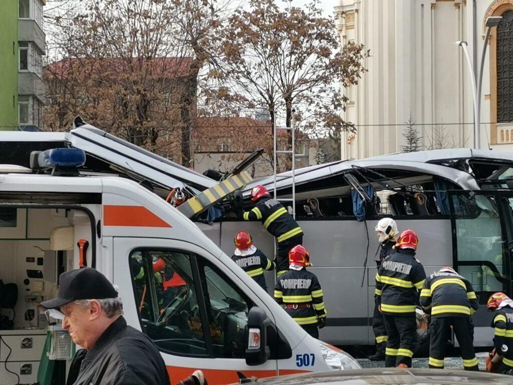 Ρουμανία: Η συγκλονιστική περιγραφή επιτάτιδας  του λεωφορείου – Με πλάκωσε η μπάρα  και η οροφή, φώναζα να με ακούσουν… (video)