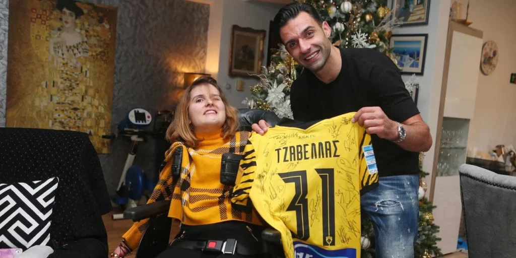 ΑΕΚ: Ο Τζαβέλλας επισκέφθηκε τη Μυρτώ στο σπίτι της και της παρέδωσε φανέλα με τις υπογραφές όλων των παικτών