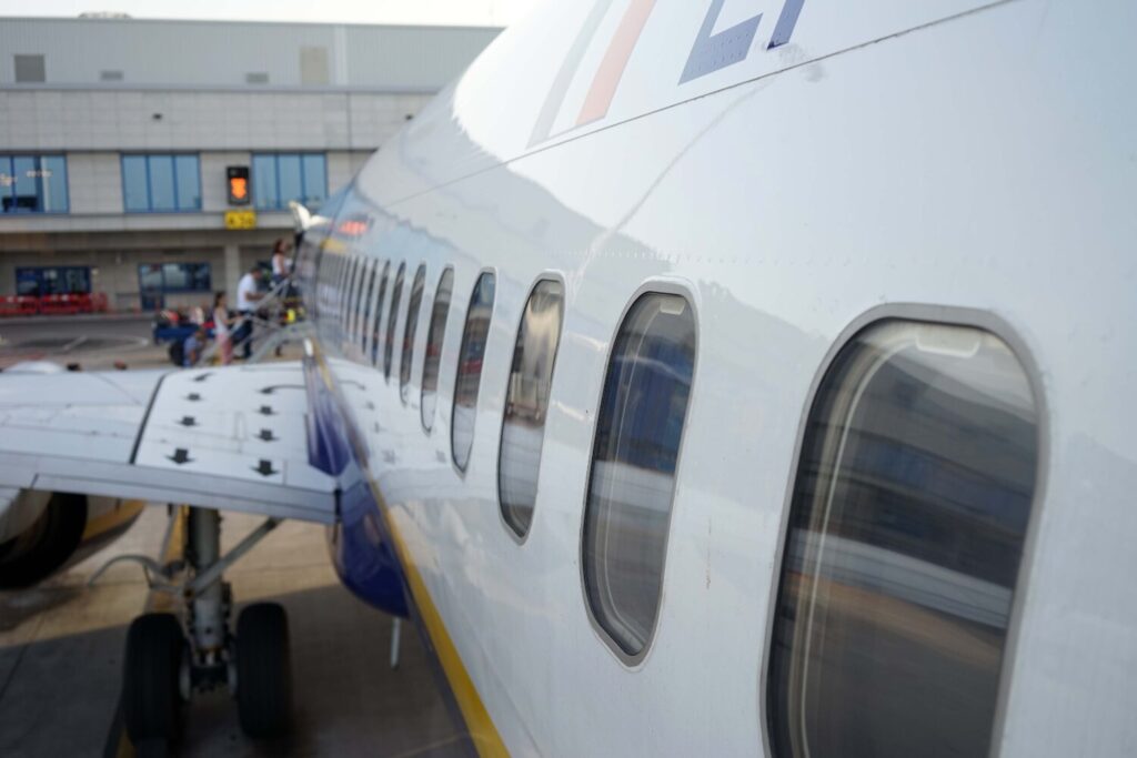 «Ελευθέριος Βενιζέλος»: Εκκενώνεται το αεροσκάφος της Ryanair από Πολωνία – Σκυλιά ελέγχουν τους επιβάτες