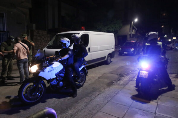 Νύχτα τρόμου για ζευγάρι στον Άλιμο: Ένοπλοι εισέβαλαν  στη μονοκατοικία – Άρπαξαν χρήματα, κοσμήματα και ρολόγια μεγάλης αξίας