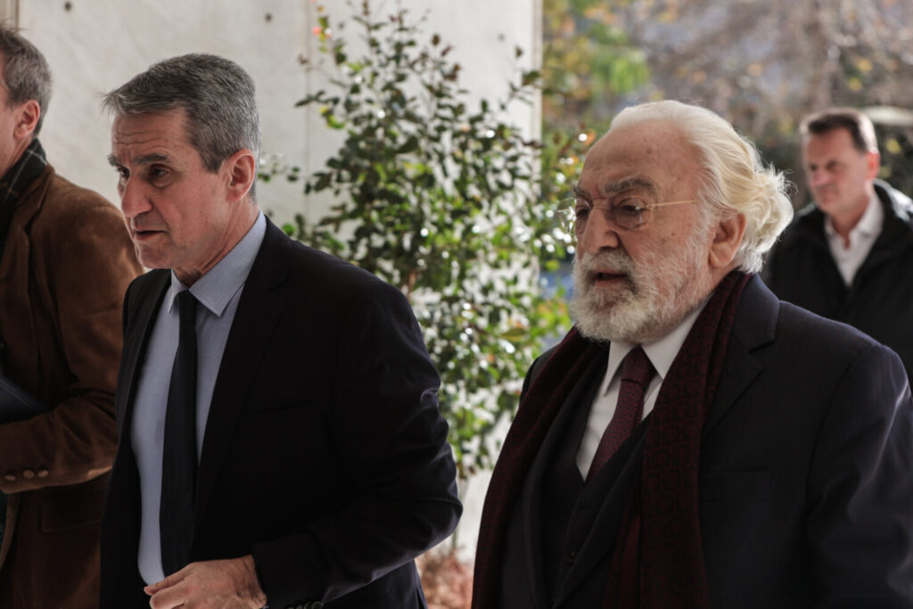 Ειδικό Δικαστήριο: «Έφευγαν φάκελοι και τσάντες με χρήματα για τον ΣΥΡΙΖΑ» κατέθεσε η γραμματέας του Καλογρίτσα – Με μήνυση απαντά ο Παππάς