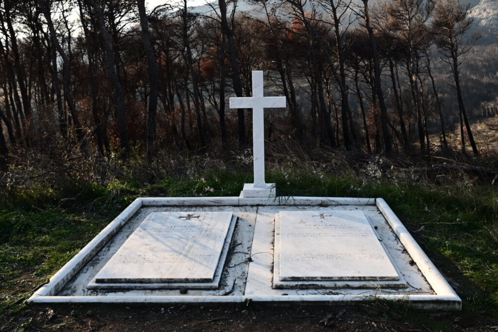 Μενδώνη: Σε αξιοπρεπή κατάσταση το Τατόι- Το κοιμητήριο ανήκει στο ελληνικό κράτος, όπως και η μέριμνα γι’ αυτό