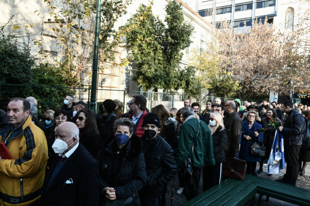 Κηδεία τέως βασιλιά Κωνσταντίνου: Πλήθος κόσμου – Ουρά πολλών  μέτρων στο λαϊκό προσκύνημα