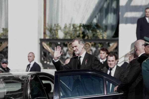Κηδεία τέως βασιλιά Κωνσταντίνου: Δείπνο με 250 επίσημους καλεσμένους μετά την ταφή  παρέθεσε η οικογένεια (εικόνες)