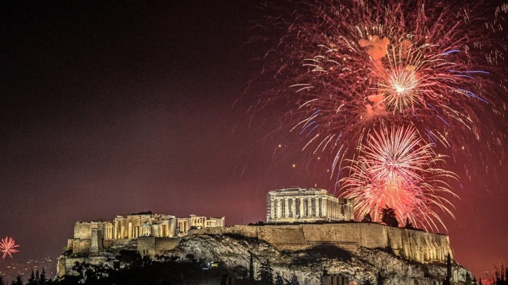 Με φαντασμαγορικά σόου και πυροτεχνήματα υποδέχτηκε το νέο έτος η Αθήνα και ο κόσμος