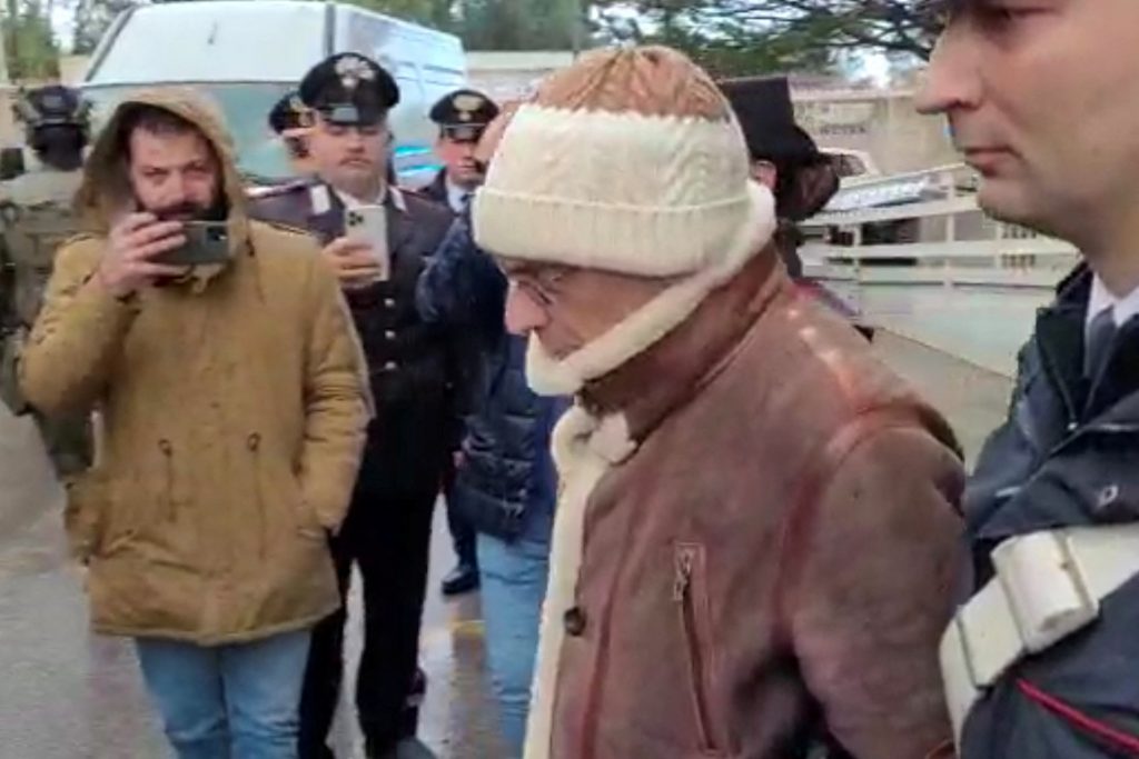 Ιταλία: Η στιγμή της σύλληψης αρχηγού της   Κόζα Νόστρα – Κόσμος χειροκροτά τους αστυνομικούς