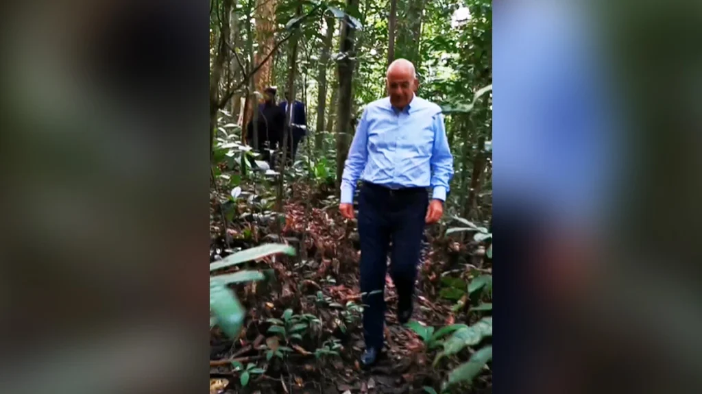 Δένδιας: Στο τροπικό δάσος του εθνικού δρυμού της Γκαμπόν ο υπουργός Εξωτερικών (video)