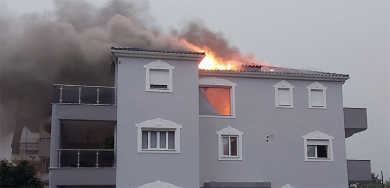 Καλαμάτα:  Σπίτι έπιασε φωτιά από κεραυνό – Δείτε το βίντεο