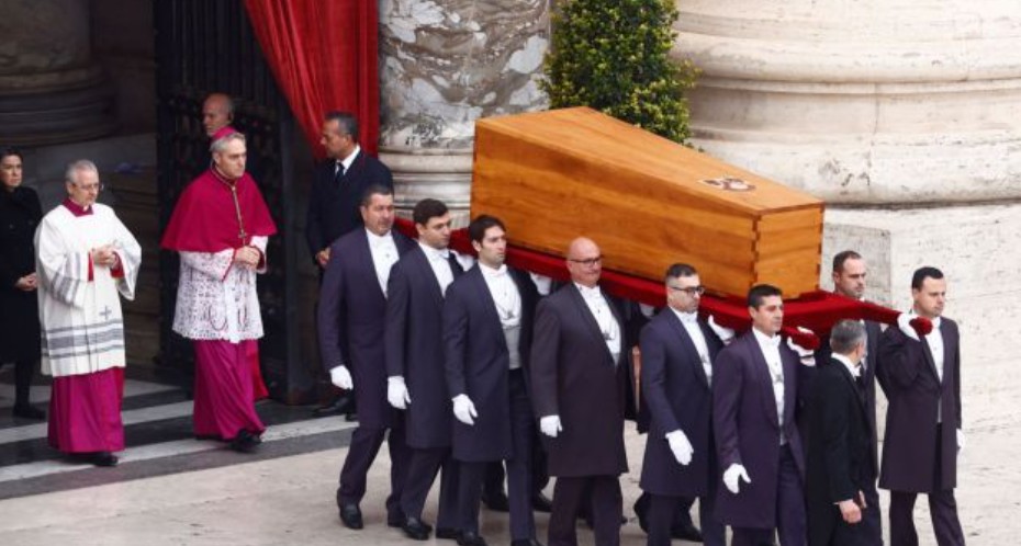 Βατικανό: Χιλιάδες πιστοί για την κηδεία του πρώην πάπα Βενέδικτου