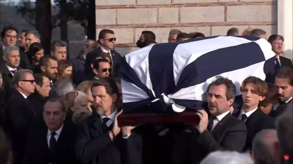 Κηδεία τέως βασιλιά Κωνσταντίνου: Οι γιοί και τα εγγόνια σήκωσαν το φέρετρο στο Τατόι – Ολοκληρώθηκε η ταφή (video)