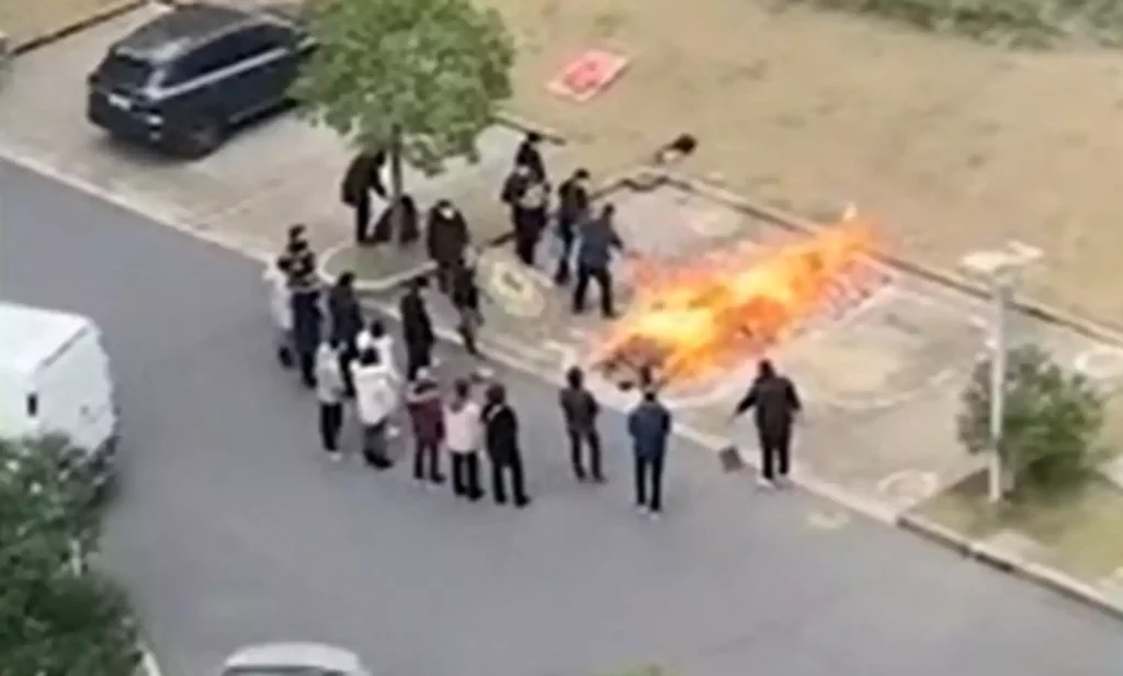 Φρίκη στην Κίνα: Οικογένειες καίνε τα πτώματα των συγγενών τους από Covid στους δρόμους (video)