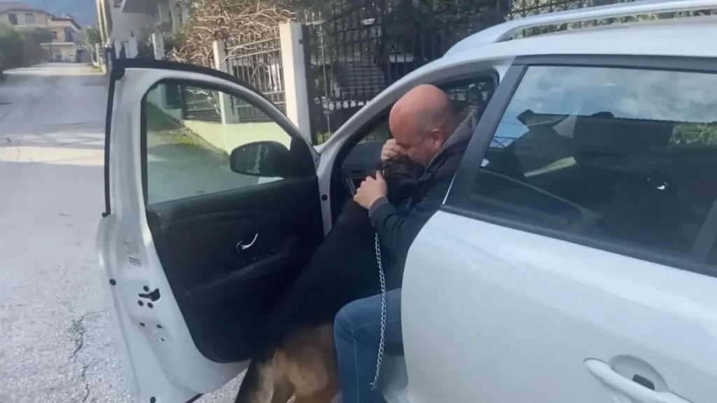 Θεσσαλονίκη: Σκύλος ξαναβρίσκει τον αφεντικό του μετά από 5 χρόνια  και η αντίδραση του συγκινεί (video)
