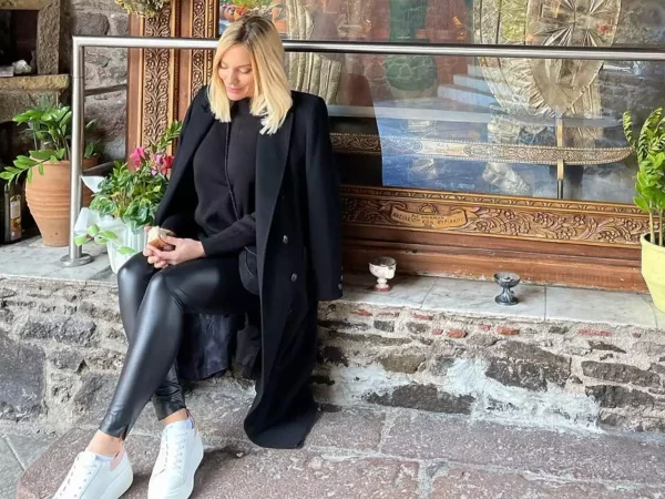 Ιωάννα Μαλέσκου: Επισκέφτηκε το ναό των Ταξιαρχών Μανταμάδου – «Είχα ανάγκη από φως»