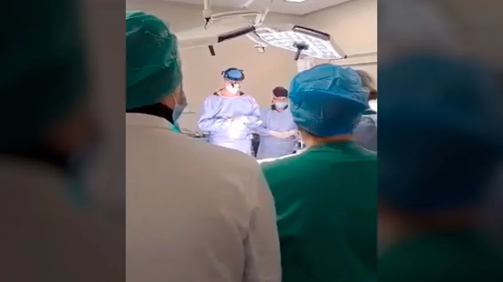 Γρεβενά: H στιγμή που οι γιατροί κρατούν ενός λεπτού σιγή στο χειρουργείο για την αφαίρεση οργάνων του 6χρονου Θωμά (video)