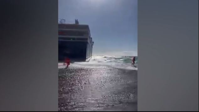 Τήνος: Τεράστιο κύμα παρασύρει τους καβοδέτες στο λιμάνι – Έπεσαν και τα πρώτα χιόνια