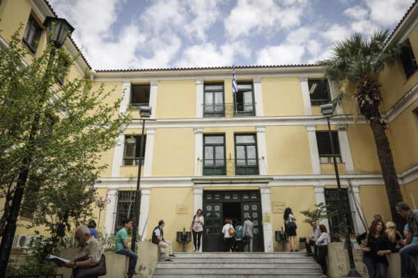 Κρατούμενος στη ΓΑΔΑ ο γνωστός δικηγόρος μετά τη δίωξη σε βαθμό κακουργήματος  για τον ξυλοδαρμό της συζύγου του