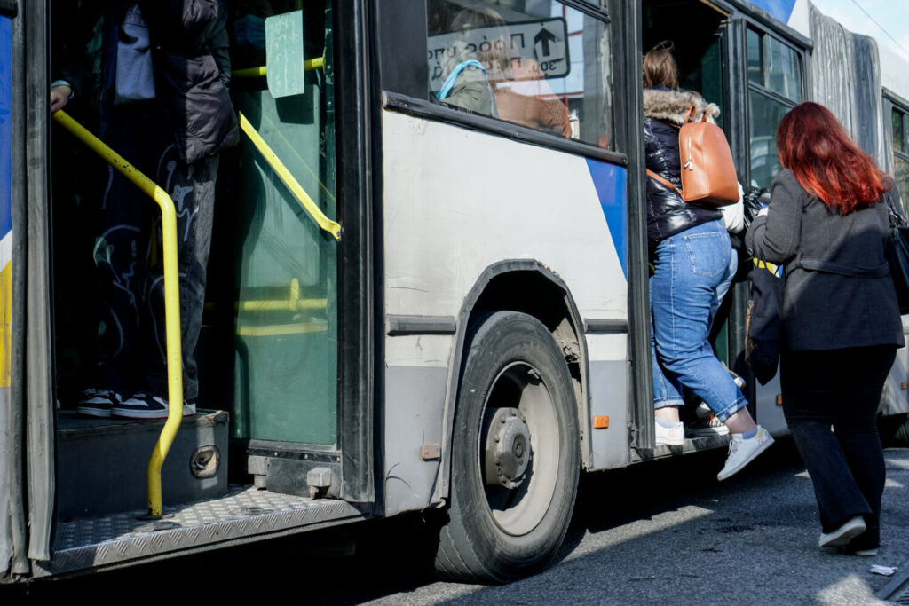 Τροχαίο στη Βασιλίσσης Σοφίας: Λεωφορείο έπεσε πάνω σε ΙΧ – 12 τραυματίες – Διατάχτηκε έρευνα