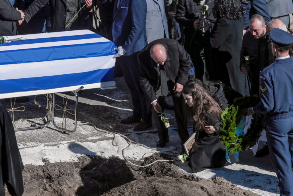 Κηδεία Τσιτλακίδη:  Λιποθύμησε η αρραβωνιαστικιά του σμηναγού  πάνω από τον τάφο του