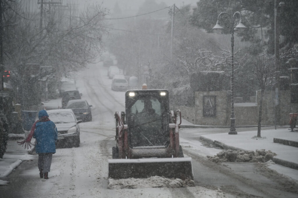 Κακοκαιρία «Μπάρμπαρα»: Χιονίζει στα βόρεια προάστια – Ποιες περιοχές «χτυπά» ο χιονιάς (εικόνες&video)
