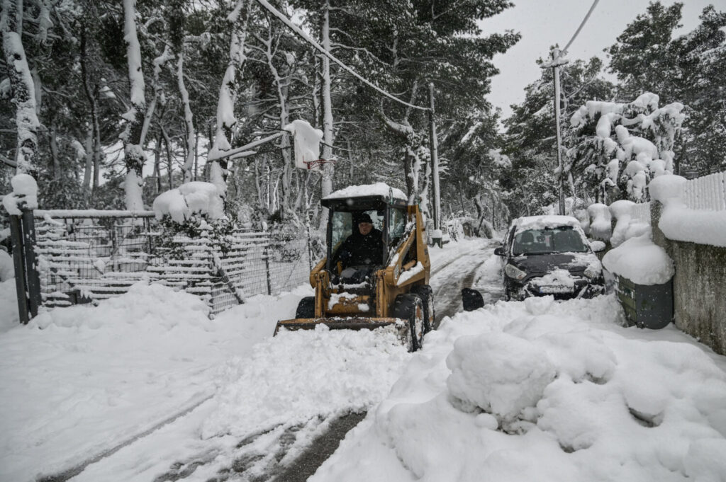 Κακοκαιρία «Μπάρμπαρα»: Νέο μήνυμα του 112 στους κατοίκους της Αττικής και της Εύβοιας για πυκνές χιονοπτώσεις