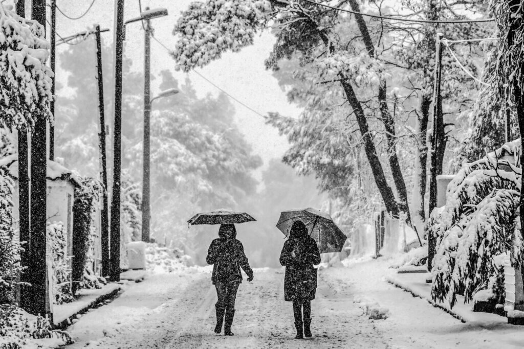 Κακοκαιρία «Μπάρμπαρα»: Χιονόπτωσεις  στην Αττική μέχρι το απόγευμα, πού αλλού θα χιονίσει –Έκτακτο δελτίο της ΕΜΥ
