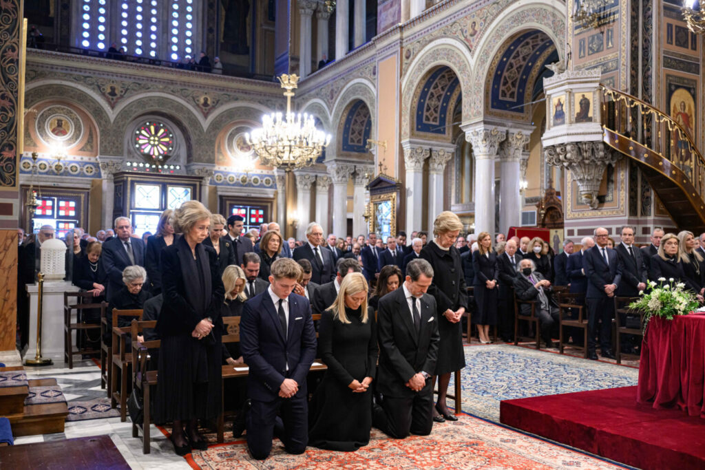 Μνημόσυνο τέως βασιλιά  Κωνσταντίνου: Γονάτισαν τα παιδιά  και τα εγγόνια του –Εικόνες από την Μητρόπολη