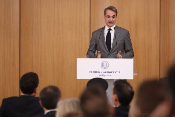 Μητσοτάκης προς υγειονομικούς: Δεν θα τα είχαμε καταφέρει στην πανδημία χωρίς τη δική σας υπερπροσπάθεια