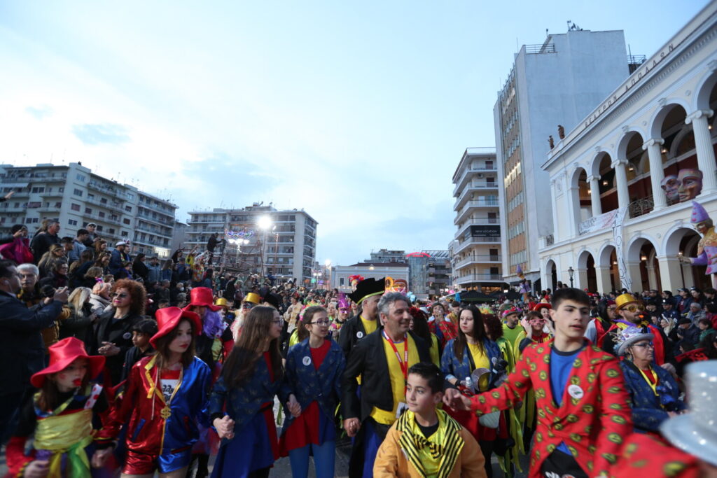 «Πατρινό καρναβάλι για πάντα»: Η Μεγάλη Παρέλαση – Το αδιαχώρητο από επισκέπτες στην πόλη (video)