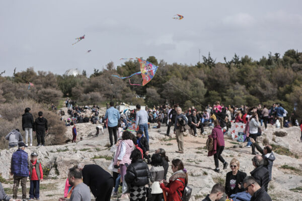 Λόφος Φιλοππάπου: Τα Κούλουμα γιόρτασαν οι Αθηναίοι με τη Γωγώ Τσαμπά – Το παρών έδωσε οικογενειακώς και ο δήμαρχος (εικόνες)