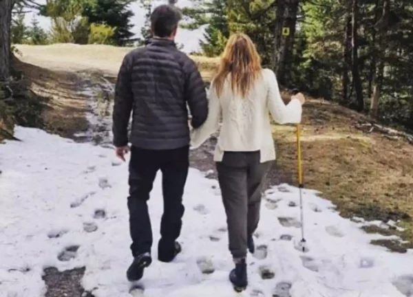 Κυριάκος και Μαρέβα Μητσοτάκη: Ευχές για καλή Σαρακοστή από το χιονισμένο δάσος