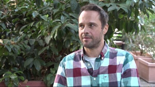 Μέμος Μπεγνής: «Θαυμάστρια με απειλούσε γιατί δεν δέχτηκα να πάω για καφέ μαζί της» (video)