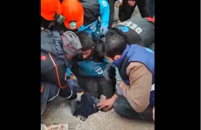 Σεισμός στην Τουρκία: Συγκλονίζουν τα βίντεο με τους διασώστες να βγάζουν ζωντανούς εγκλωβισμένους από τα ερείπια