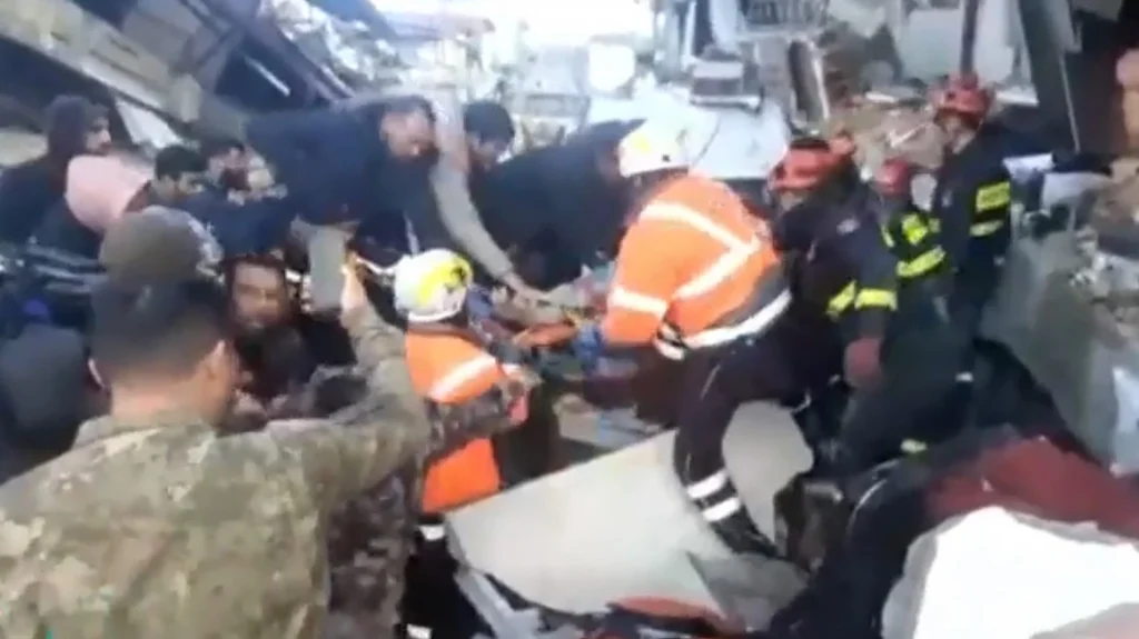 Σεισμός στην Τουρκία: Οι Έλληνες διασώστες εντόπισαν και τέταρτο παιδί ζωντανό – Δίνουν μάχη να το απεγκλωβίσουν (video)