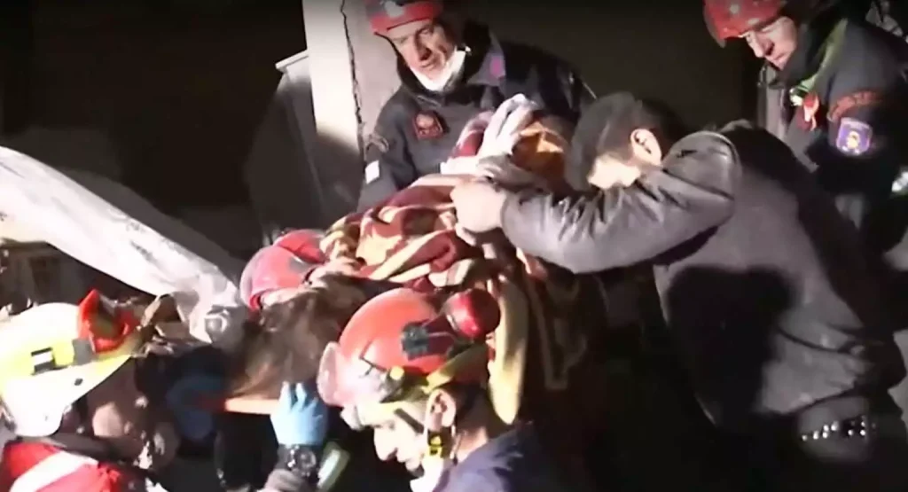 Σεισμός στην Τουρκία: Οι Έλληνες της ΕΜΑΚ διέσωσαν άλλο ένα 11χρονο κοριτσάκι – Οι ευχαριστίες των γονιών (video)