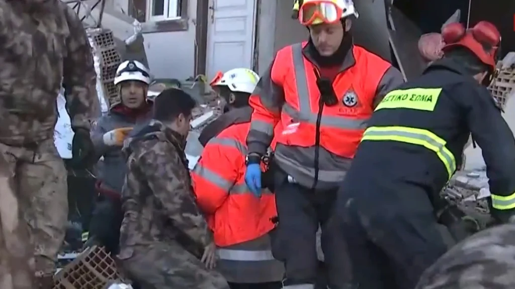 Σεισμός στην Τουρκία: Η ελληνική ΕΜΑΚ απεγκλώβισε 50χρονο από τα συντρίμμια – Δεν τα κατάφερε η 7χρονη Φατμά, σώθηκε η αδελφή της (video)