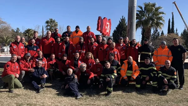 Σεισμός στην Τουρκία: Η θερμή υποδοχή της Ελληνικής Ομάδας Διάσωσης στην Κωνσταντινούπολη  –  Δείτε το βίντεο