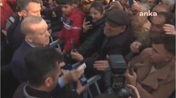 Λαϊκή οργή κατά της κυβέρνησης Ερντογάν: Ο Τούρκος πρόεδρος μοιράζει λεφτά στους σεισμόπληκτους
