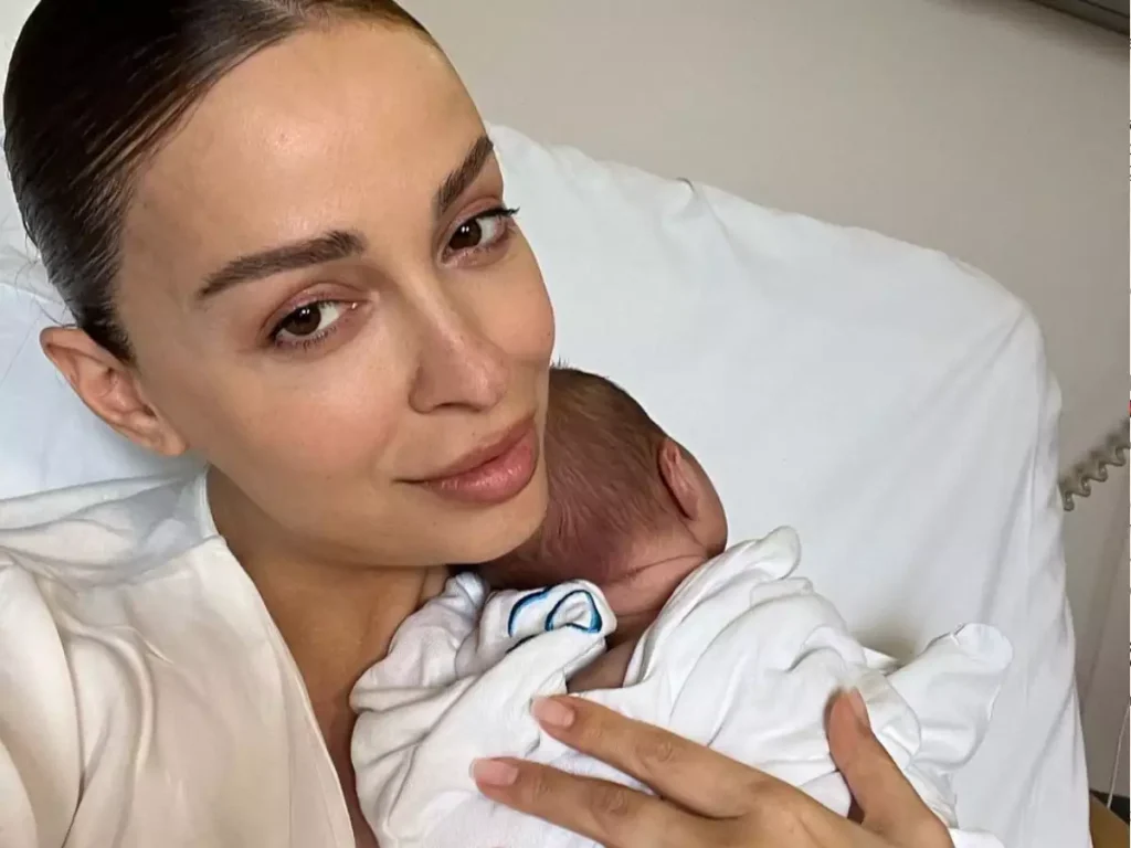 Ελένη Φουρέιρα: Οι πρώτες φωτογραφίες αγκαλιά με το νεογέννητο μωρό της