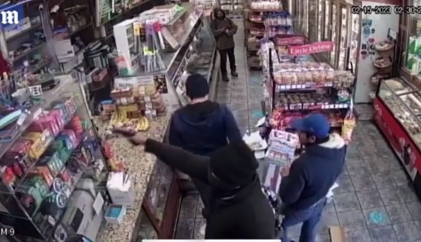 ΗΠΑ: Βίντεο από την ένοπλη επίθεση σε υπάλληλο μίνι μάρκετ στη Νέα Υόρκη