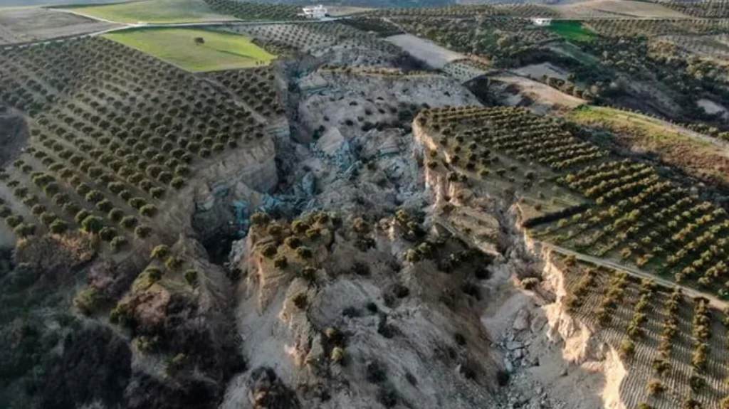 Σεισμός στην Τουρκία: Η γή σκίστηκε στα δύο και δημιουργήθηκε φαράγγι σε ελαιώνα – Φοβερές εικόνες