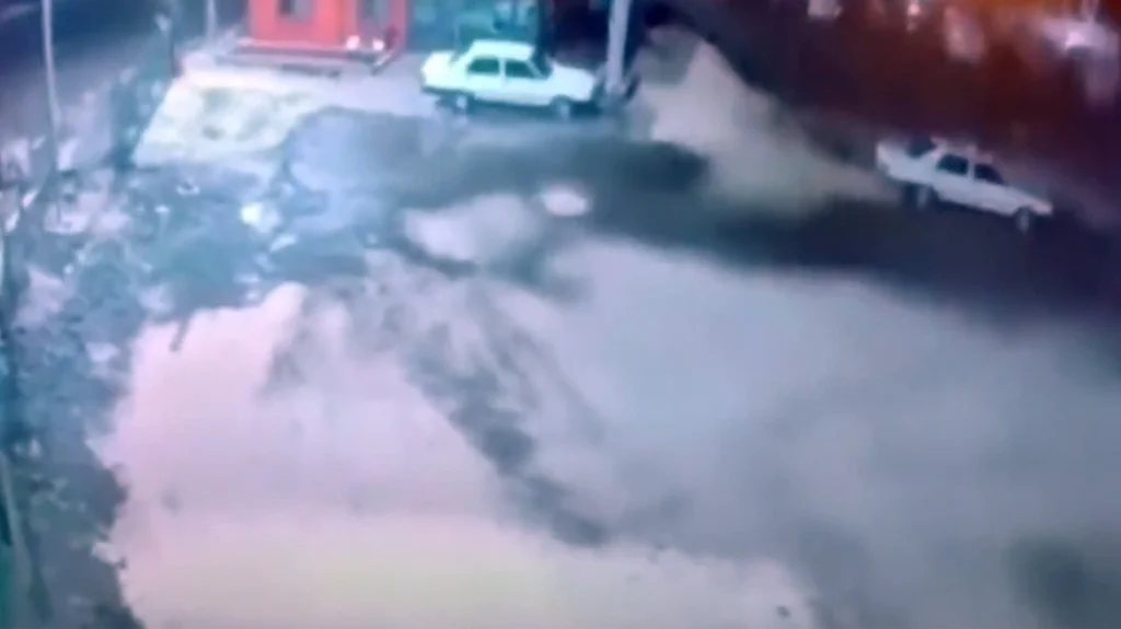 Τουρκία: To συγκλονιστικό βίντεο από τη στιγμή του φονικού σεισμού – Σείεται πάνω κάτω η γή