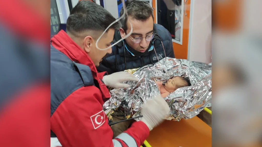 Σεισμός στην Τουρκία: Βρέφος 10 ημερών και η μητέρα του ανασύρθηκαν ζωντανοί από τα ερείπια μετά από 90 ώρες (video)