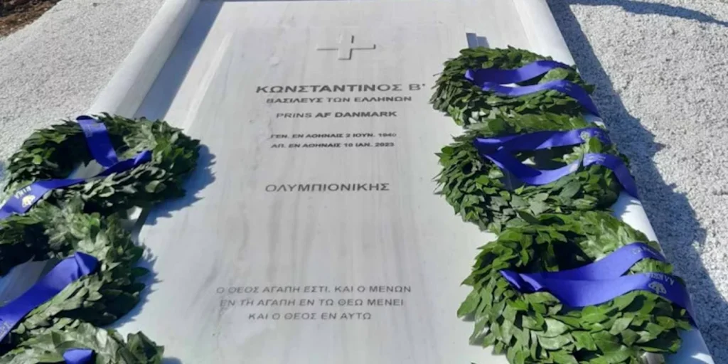 «Κωνσταντίνος Β’ Βασιλεύς των Ελλήνων», γράφει η επιγραφή  στο μνήμα του τέως βασιλιά στο Τατόι