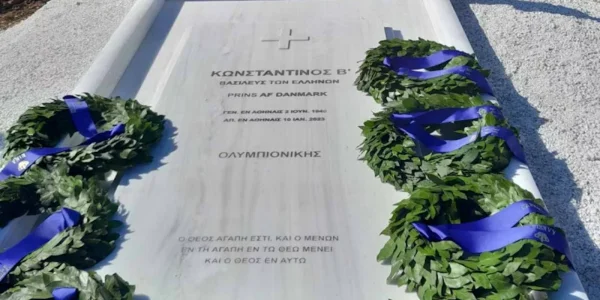 «Κωνσταντίνος Β’ Βασιλεύς των Ελλήνων», γράφει η επιγραφή  στο μνήμα του τέως βασιλιά στο Τατόι