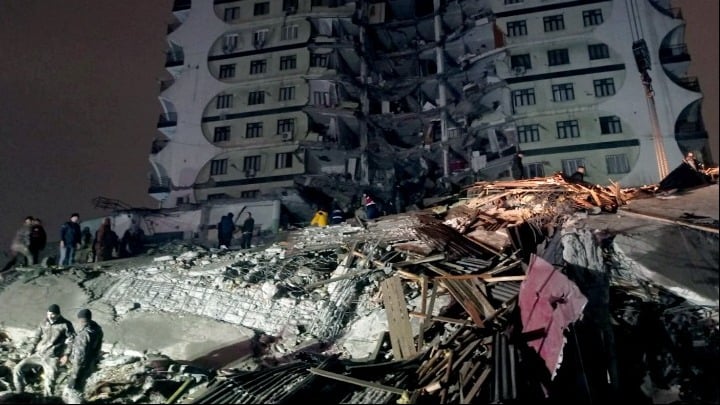 Σεισμός 7,8: Συγκλονιστικά βίντεο από την κατάρρευση πολυκατοικιών στην Τουρκία