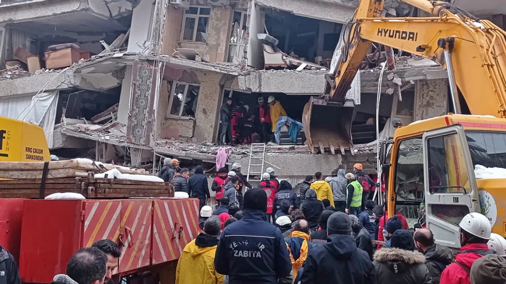 Σεισμός 7,8:  Στους 2300 έφτασαν  οι νεκροί σε Τουρκία – Συρία – Κατέρρευσαν 2.818 κτίρια – Σοκάρουν τα βίντεο από την τραγωδία