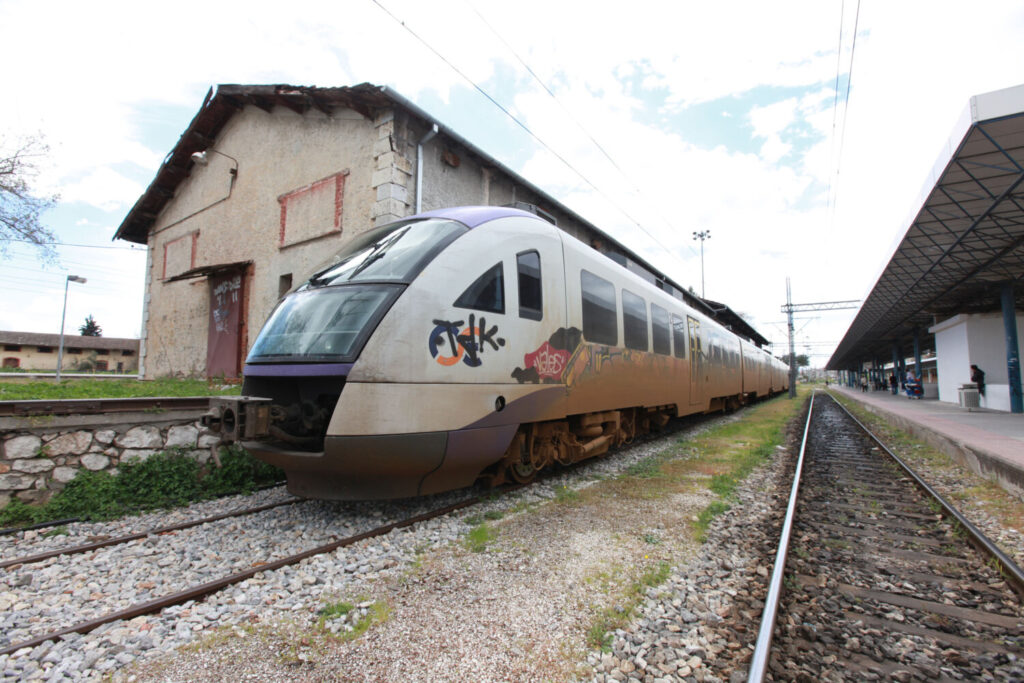Συνάντηση Γεραπετρίτη με σιδηροδρομικούς – Πώς θα επαναλειτουργήσουν τα τρένα