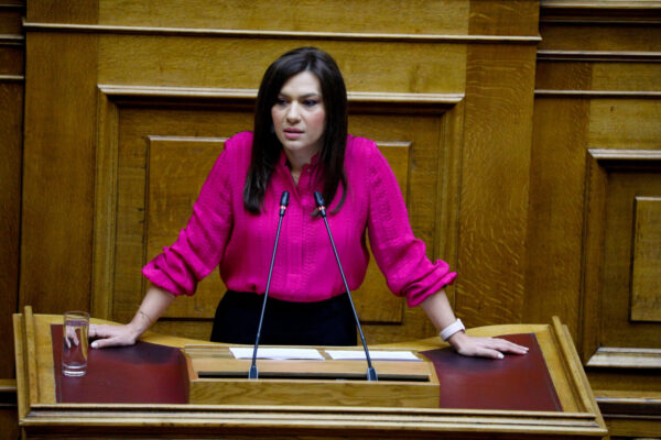 Σύγκρουση τρένων στα Τέμπη: Οργισμένη η βουλευτής Στέλλα Μπίζιου – «Επιχειρούν να με συνδέσουν με τον σταθμάρχη»